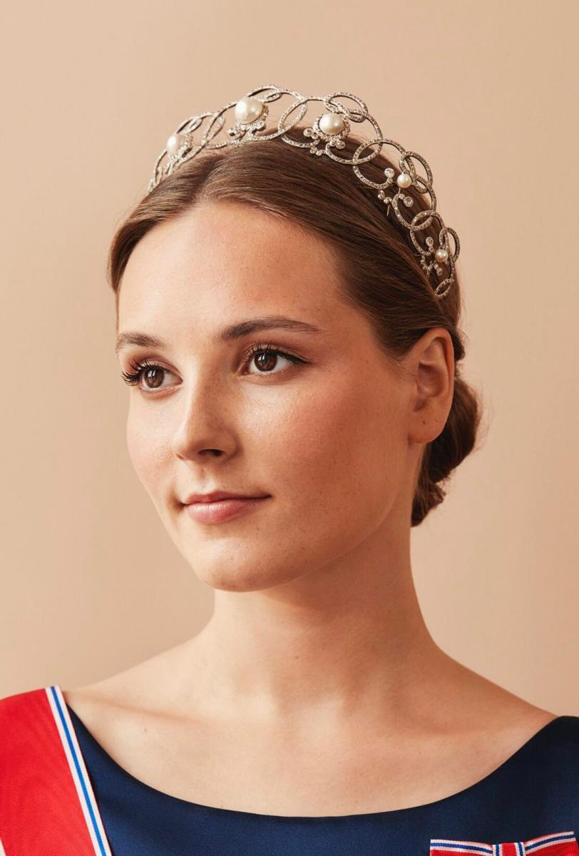 knijpen Eenheid zijn Prinses Ingrid Alexandra toont verjaardagscadeau: een tiara! - Modekoningin  Máxima