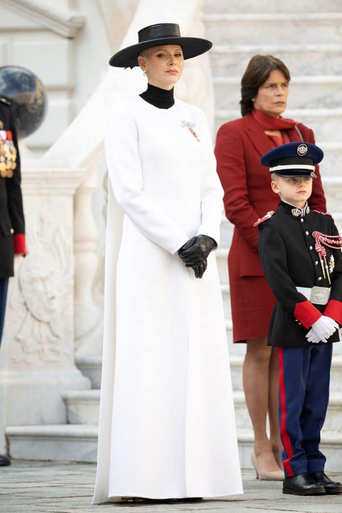 pizza Grand de wind is sterk Charlène verschijnt in lange, witte mantel bij viering Nationale Feestdag -  Modekoningin Máxima