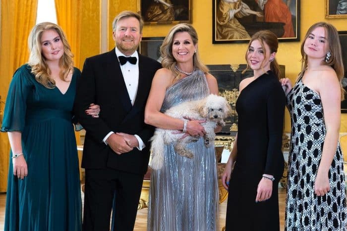 Of anders Praten tegen Enzovoorts Wauw! Prinsessen poseren in galajurken voor kerstkaart - Modekoningin Máxima