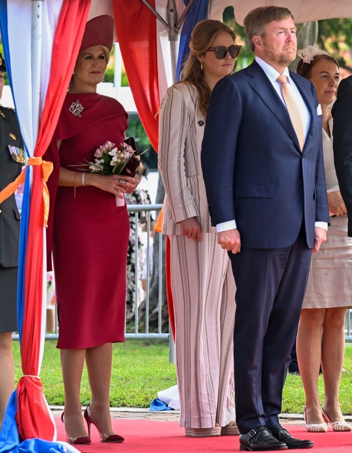 basketbal tieners Maand Amalia draagt op Aruba haar broekpak van Koningsdag - Modekoningin Máxima