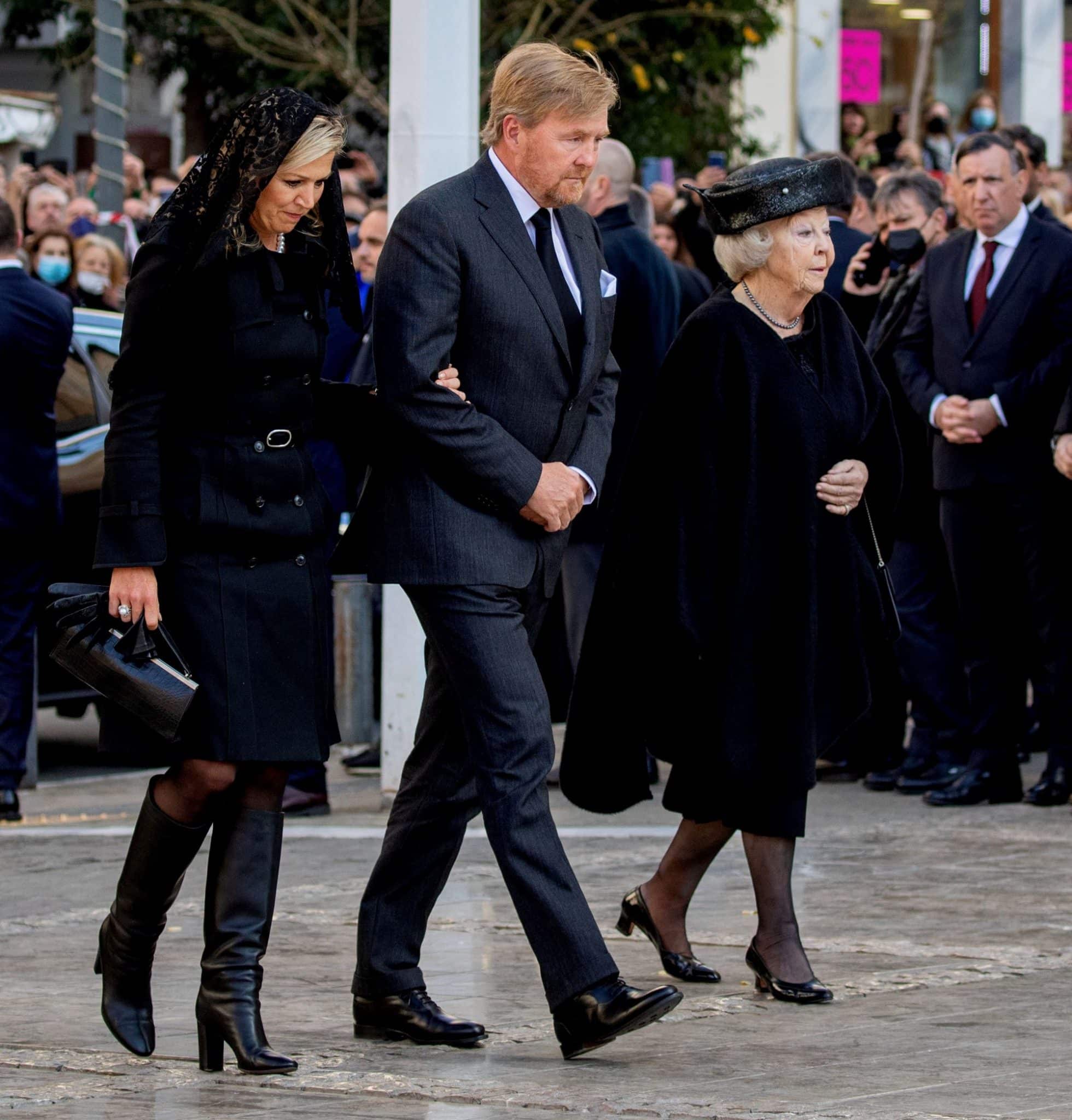 Koningspaar en prinses Beatrix bij begrafenis koning Constantijn ...