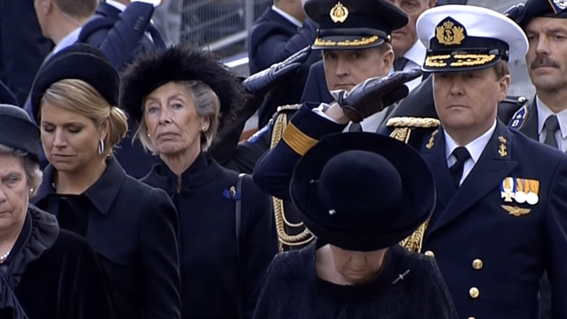 Koningspaar en prinses Beatrix bij begrafenis koning Constantijn ...