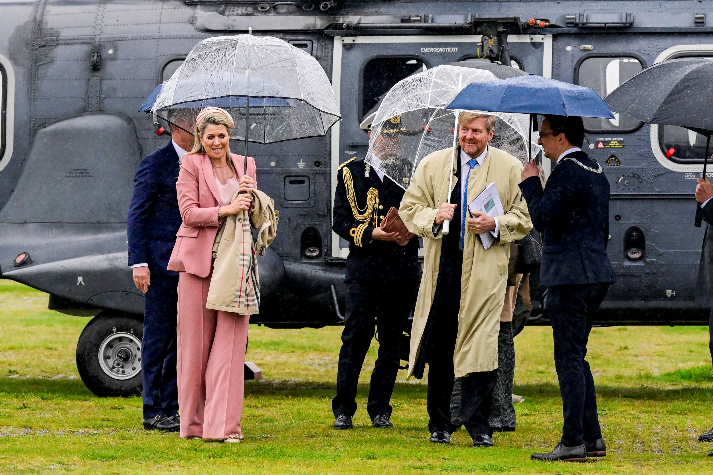 Máxima in rosa durante una visita regionale alle Isole Wadden