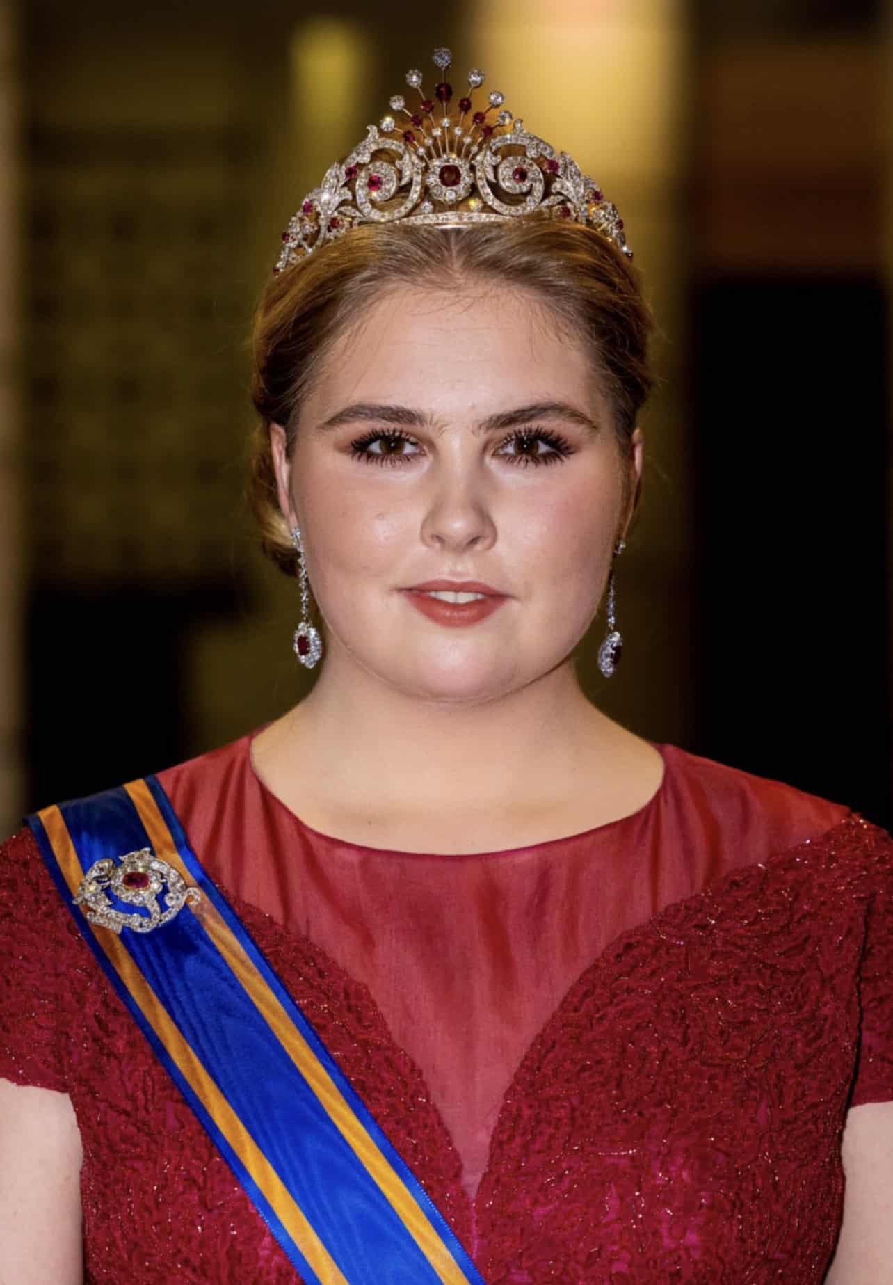 Wil je zien: Amalia in gala, mét diadeem - Modekoningin Máxima