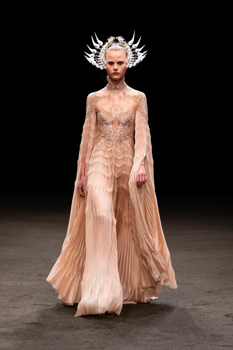 Look-10-Iris-van-Herpen-Couture-SS21-Roots-of-Rebirth-Photographed-by-Gio-Staiano-50.jpg
