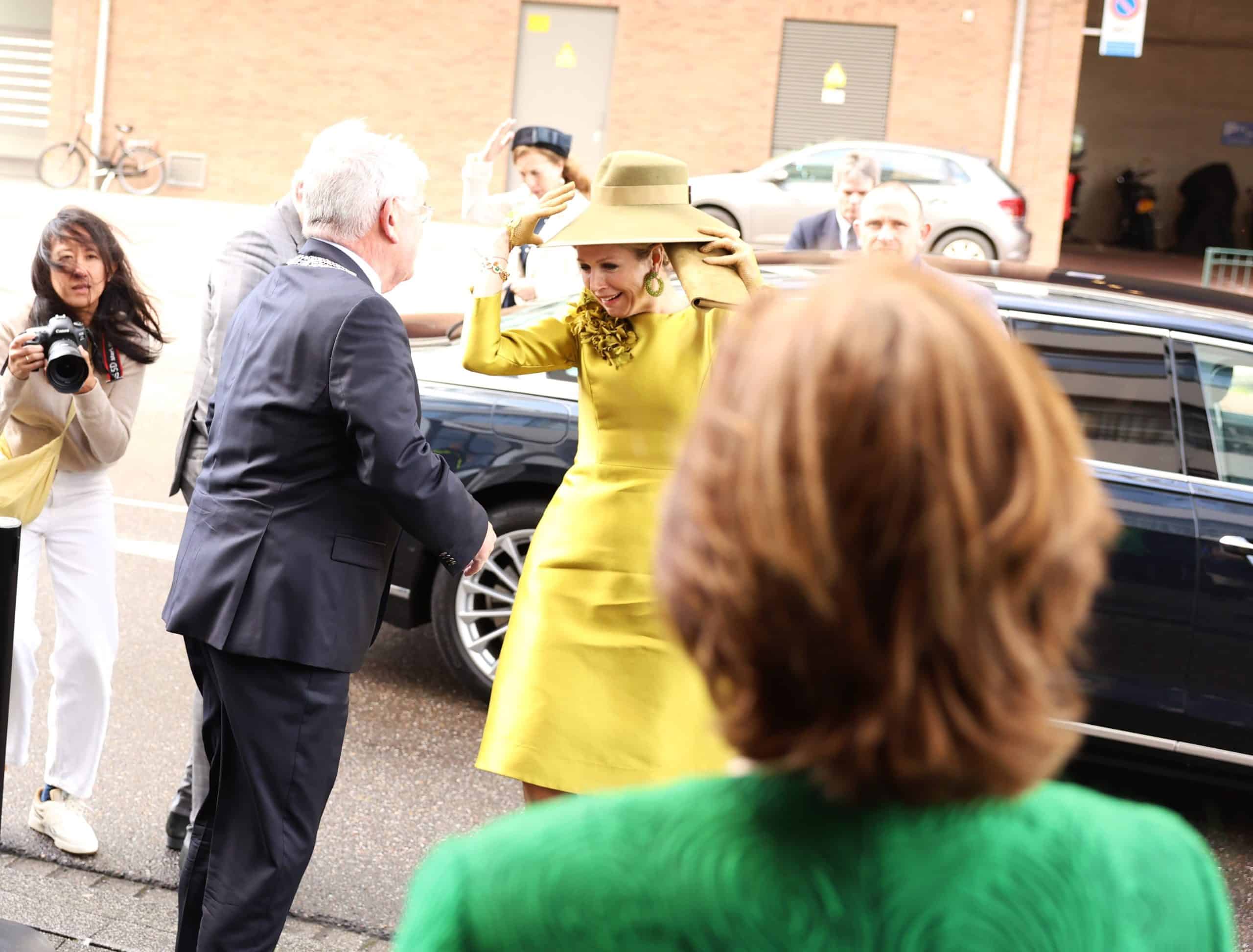 Ops!  Il vento ruba il cappello di Maxima