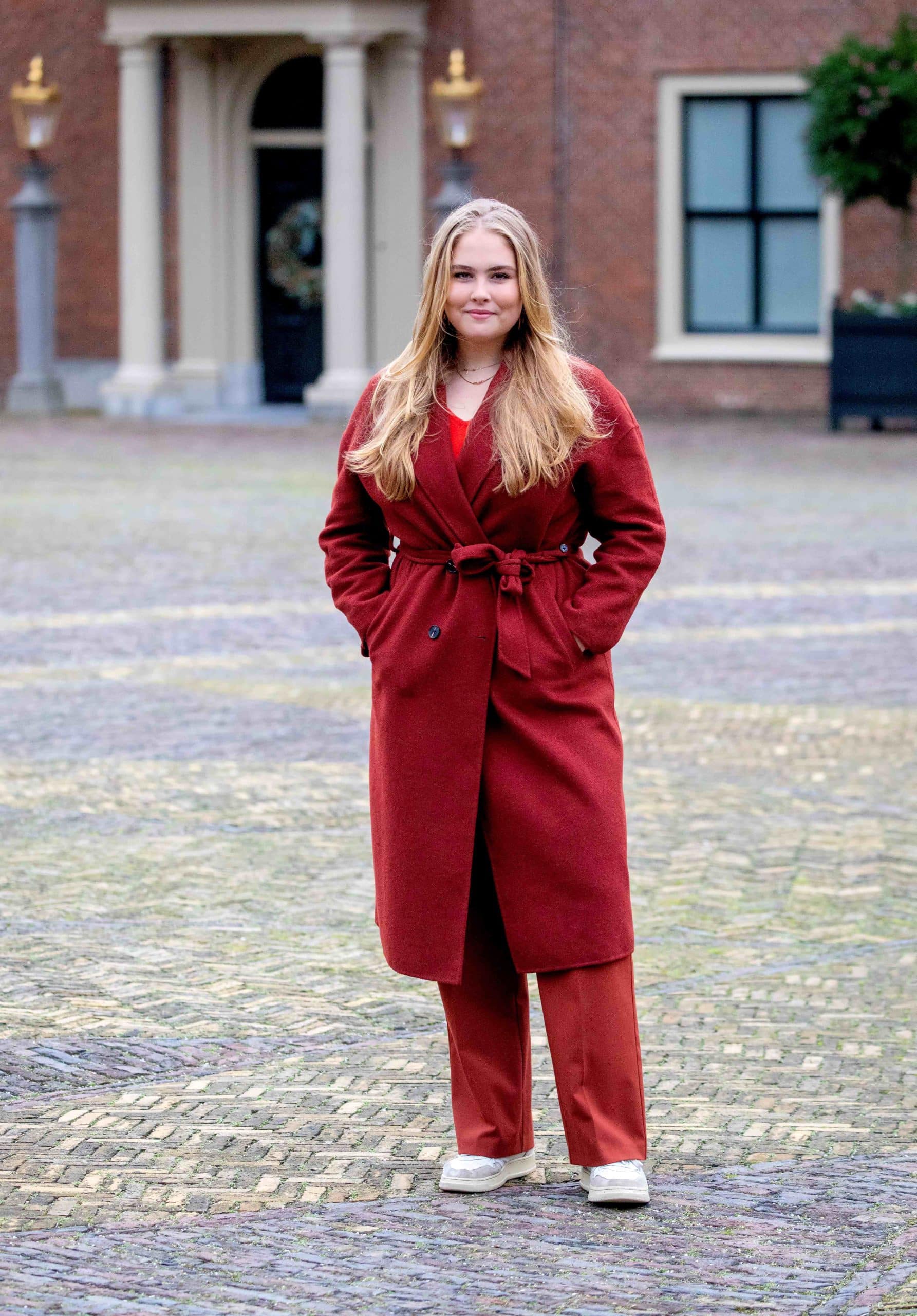 Rode pantalon met rode top - Modekoningin Máxima