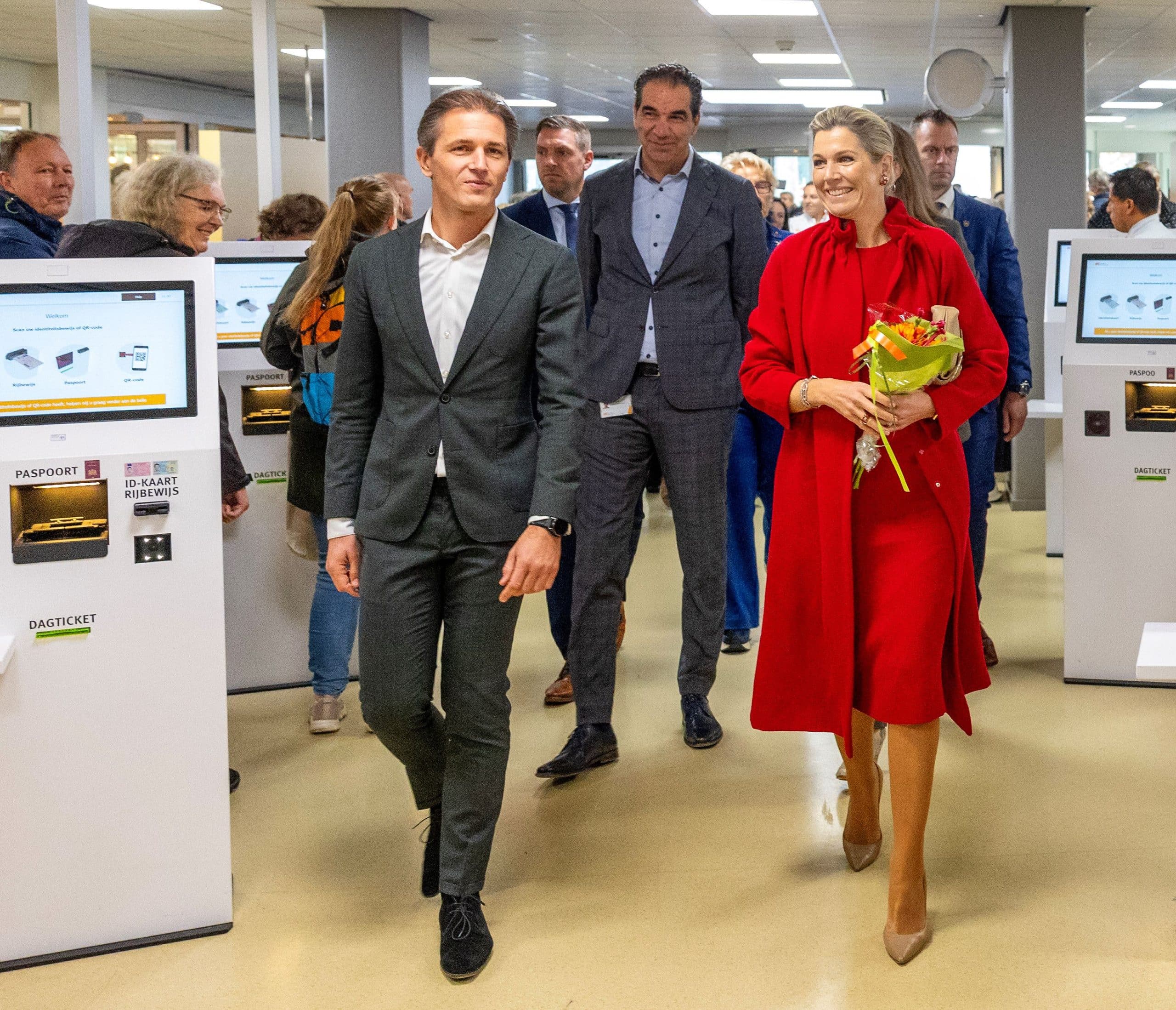 Máxima draagt felrode outfit tijdens ziekenhuisbezoek