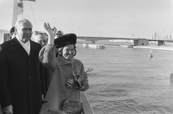 Beatrix in 'regenjas' portret Marte Roling
