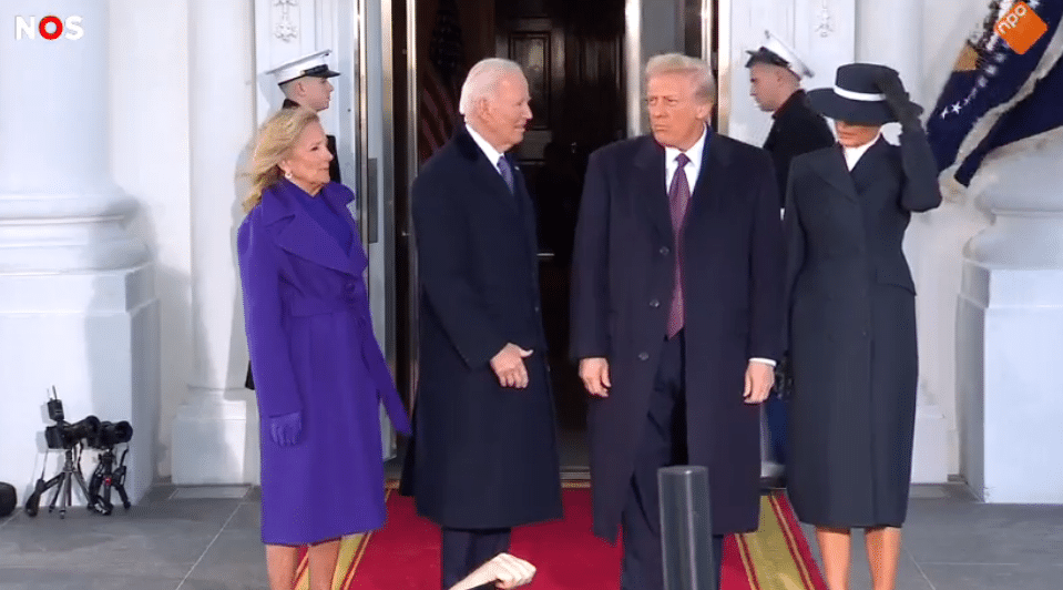 Live: Melania Trump in elegant donkerblauw bij inauguratie president
