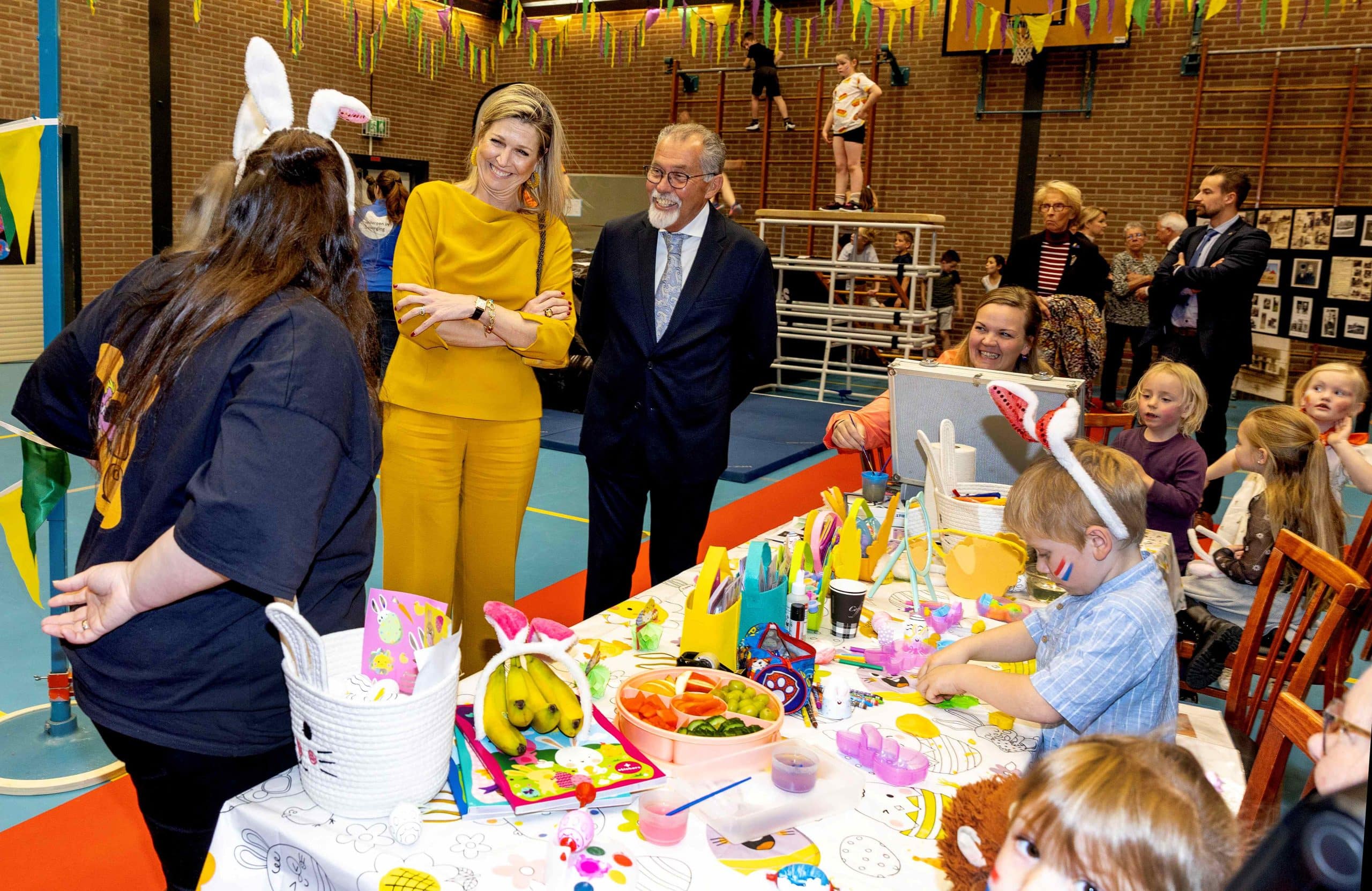 Máxima in het geel tijdens bezoek in Hoenderloo