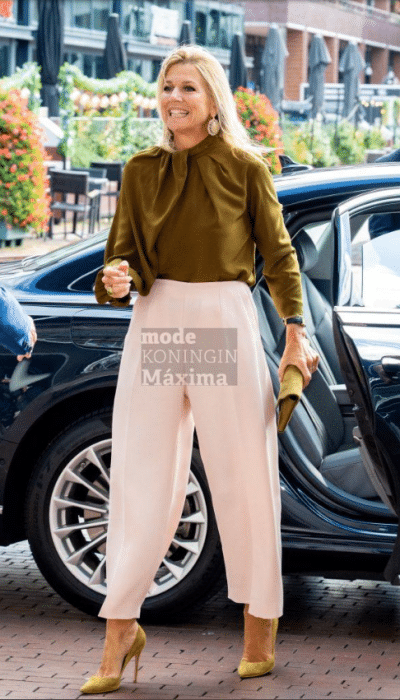 Mosterdbruine top met draperie