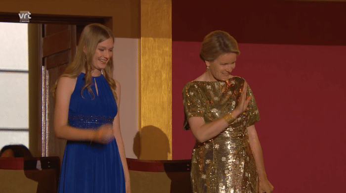 Koningin Mathilde jurk goud, Eléonore kobaltblauw