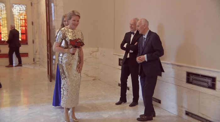 Koningin Mathilde Elisabeth wedstrijd jurk goud