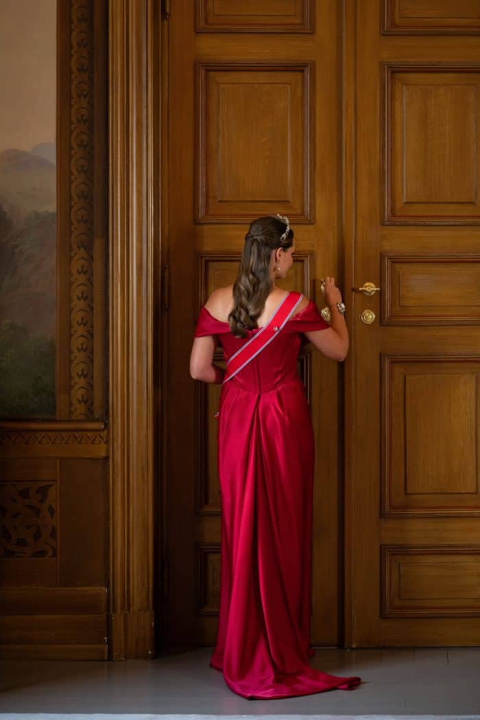 Achterkant galajapon prinses Ingrid Alexandra Vivienne Westwood