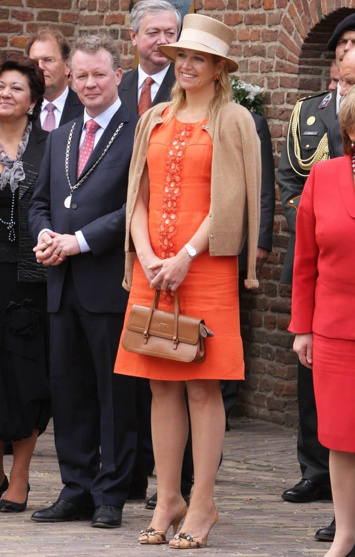 Máxima herdragen kleding oranje jurk