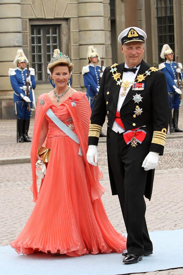 Koningin Sonja smaragden parure koraalrode plisséjapon
