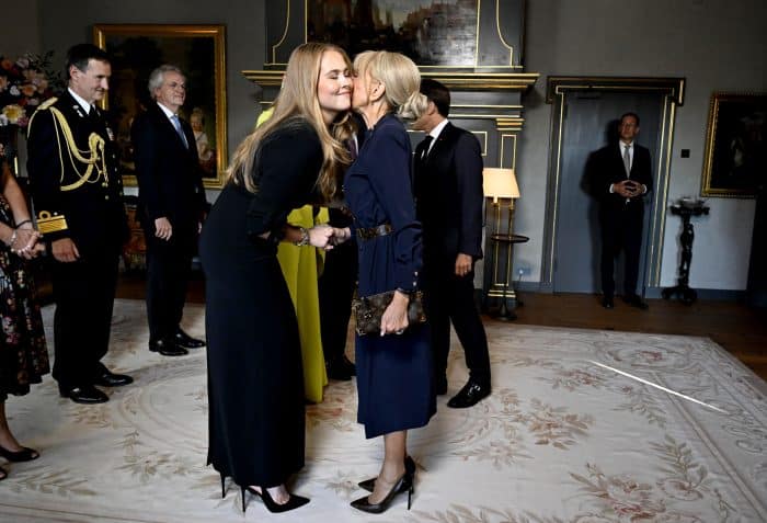 Prinses Amalia kisses Brigitte Macron