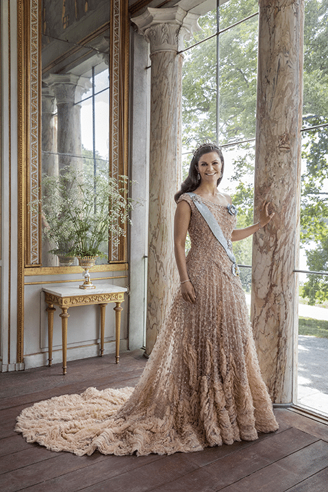 Victoria Daniel 10 jaar getrouwd japon Elie Saab