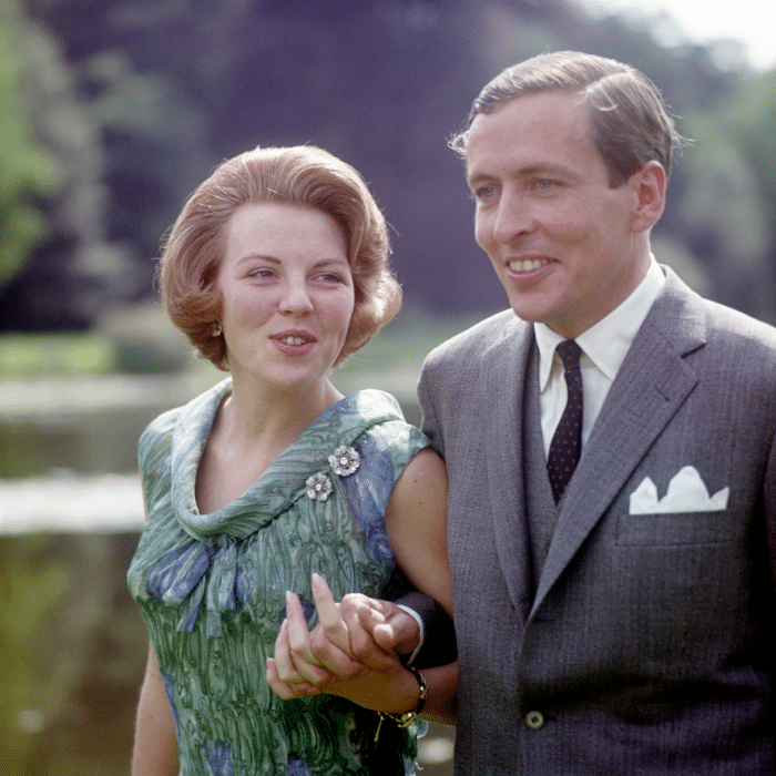 Prinses Beatrix en prins Claus verloofd, hand in hand