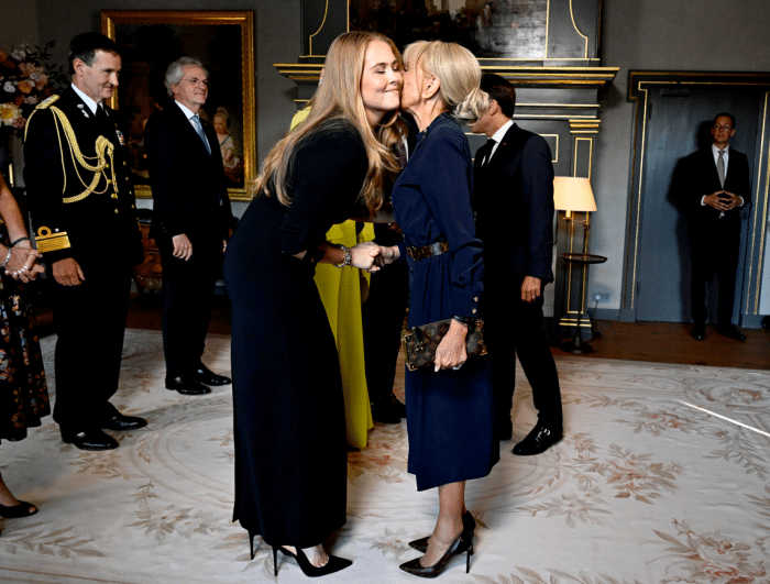 Máxima en Amalia bij diner NAVO-top in de Oranjezaal in Paleis Huis ten Bosch