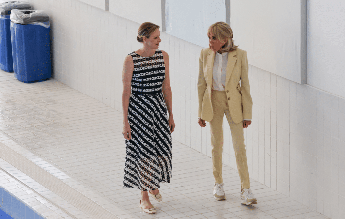 Prinses Charlène en Brigitte Macron in het zwembad tijdens het staatsbezoek