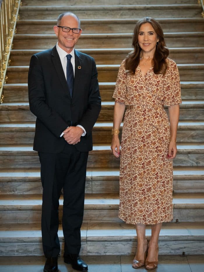 Koningin Mary Vanessa Bruno wikkeljurk gebloemd
