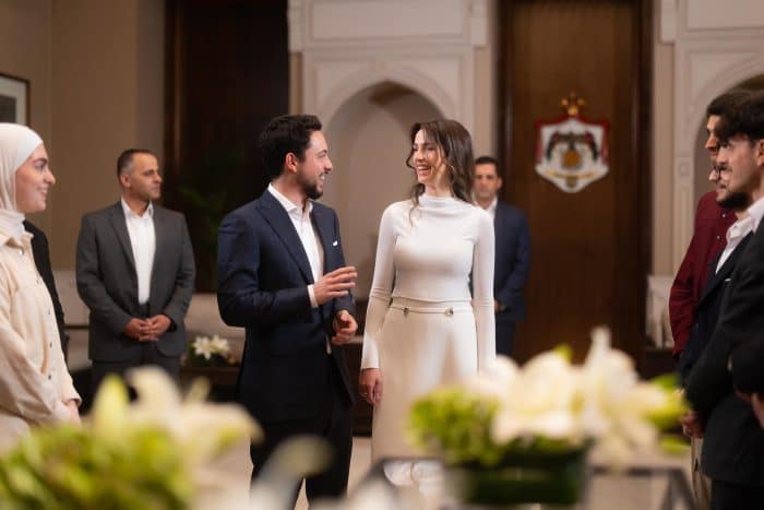 Kroonprins Hussein en kroonprinses Rajwa van Jordanië ontvangen studenten