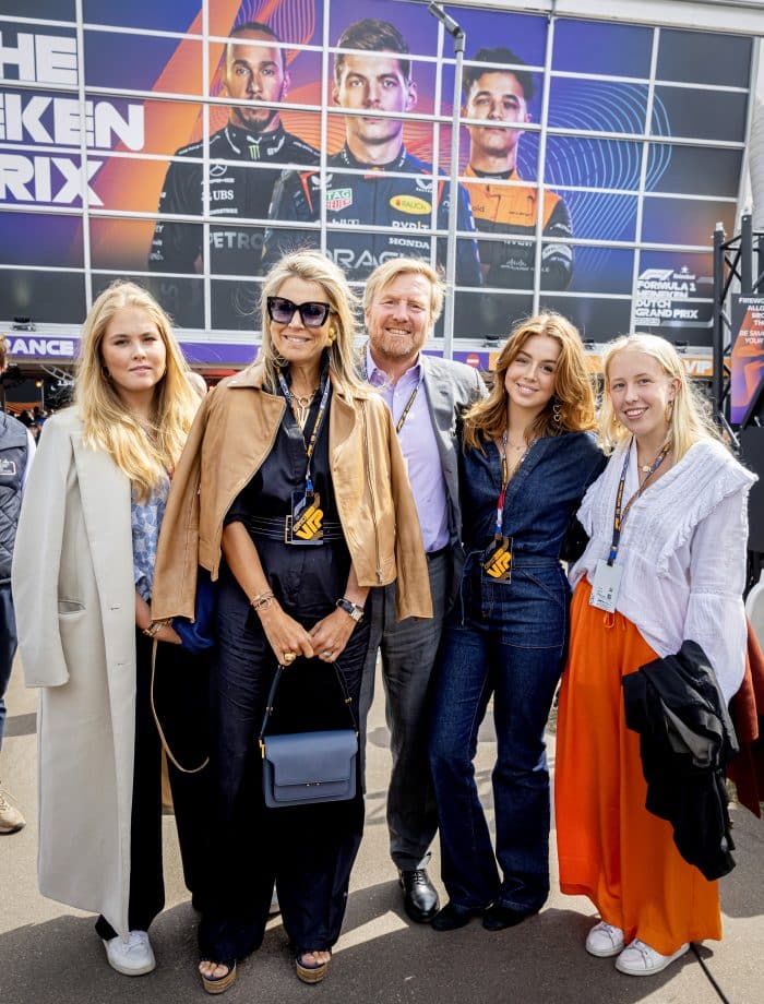 Gravin Luana met koningin Máxima, koning Willem-Alexander, prinses Amalia en prinses Alexia in Zandvoort