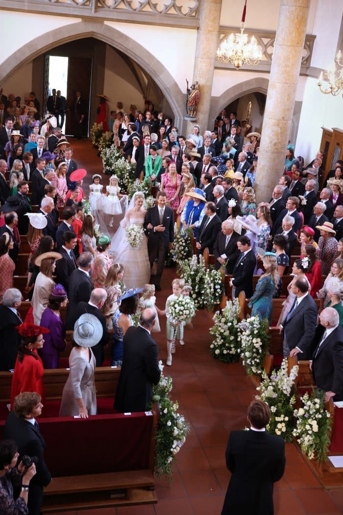 Prins Alois en prinses Marie Caroline betreden de kerk