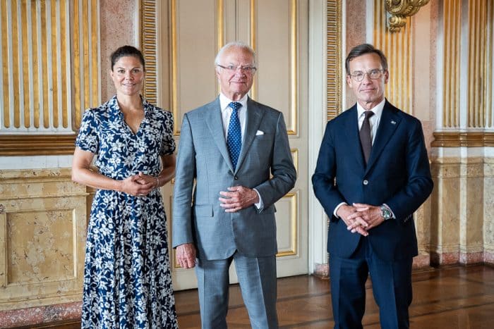 Kroonprinses Victoria ontvangt Commissie Buitenlandse Zaken in jurk Polo Ralph Lauren