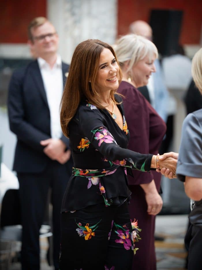 Koningin Mary reikt Awards uit