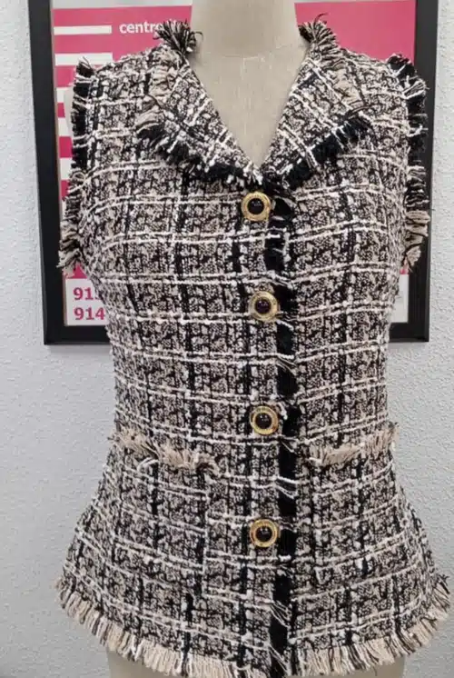 Koningin Letizia in mouwloos tweedjasje APRAMP mode atelier