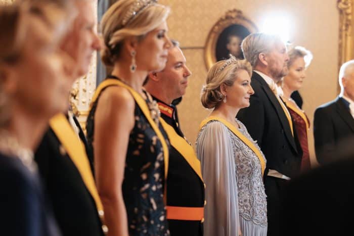 Nederlands Koningspaar dineert tijdens galadiner naast nieuwe groothertog Guillaume en groothertogin Stéphanie van Luxemburg