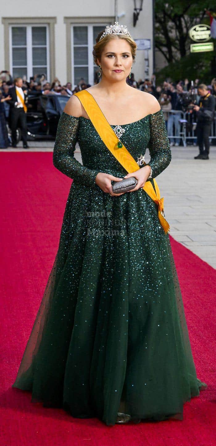 Hoe blijft prinses Amalia's japon hangen?