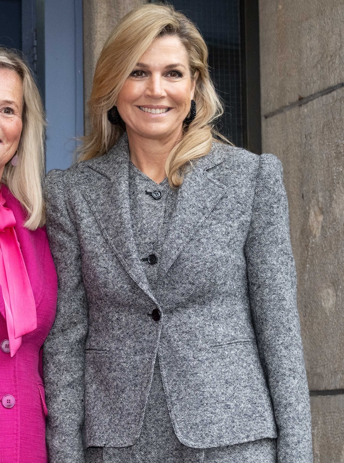 Maxima Bold Máxima draagt nieuwe outfit tijdens bezoek Stichting Anne-Bo ...