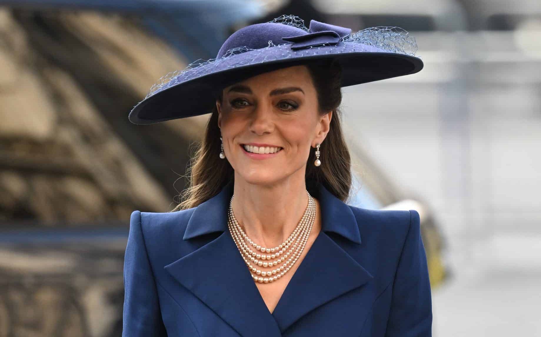 イギリス連邦記念日のキャサリン妃とカミラ夫人の旗飾り付け