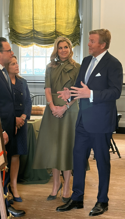 Jurk met sierlijk geknoopte kraag