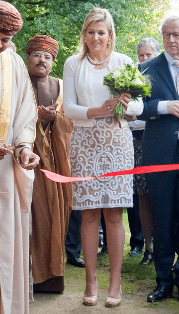 Witte twinset + rijk geborduurde rok