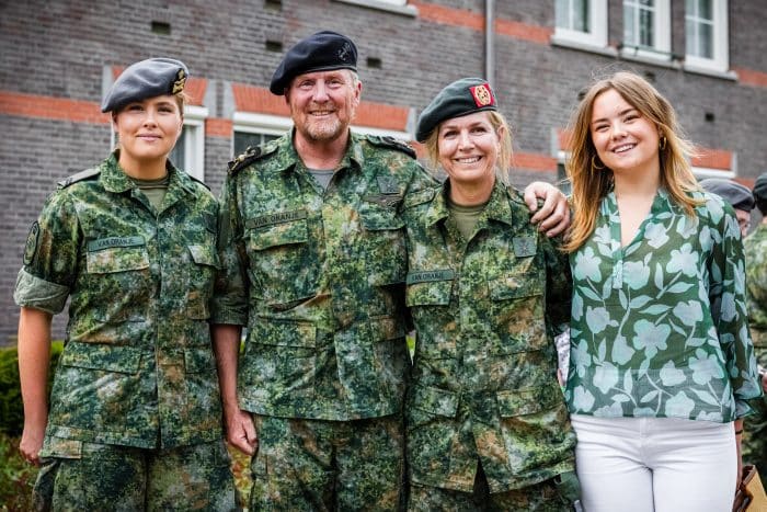 Queen Maxima receiving her beret during her military training to become a reservist ADEL MONARCHY ROYALS ROYAUX DE LA MONARCHIE D'ADEL PRINCESS KING QUEEN