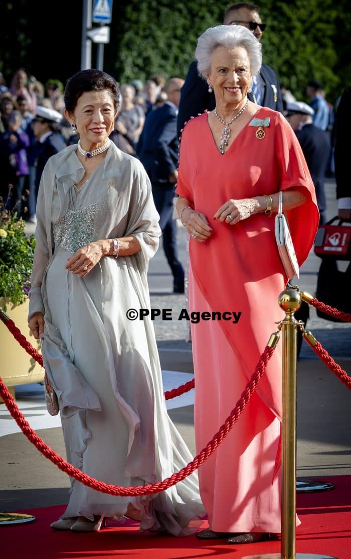 Embarking Vasaorden, Skeppsbron on the occasion of the celebration of the King and Queens Golden wedding. ADEL ROYALS MONACHY KONIGLICH ROYAUX ROYALTY QUEEN PRINCESS KING