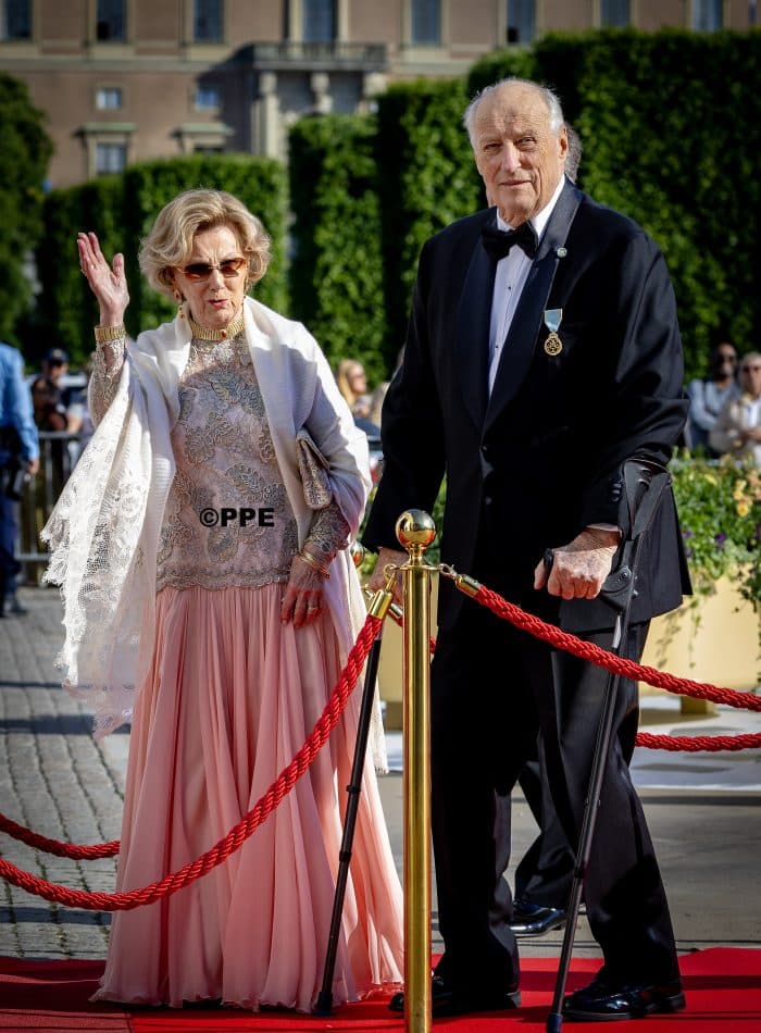Embarking Vasaorden, Skeppsbron on the occasion of the celebration of the King and Queens Golden wedding. ADEL ROYALS MONACHY KONIGLICH ROYAUX ROYALTY QUEEN PRINCESS KING