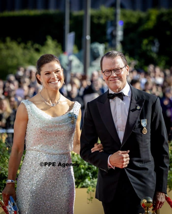 Embarking Vasaorden, Skeppsbron on the occasion of the celebration of the King and Queens Golden wedding. ADEL ROYALS MONACHY KONIGLICH ROYAUX ROYALTY QUEEN PRINCESS KING
