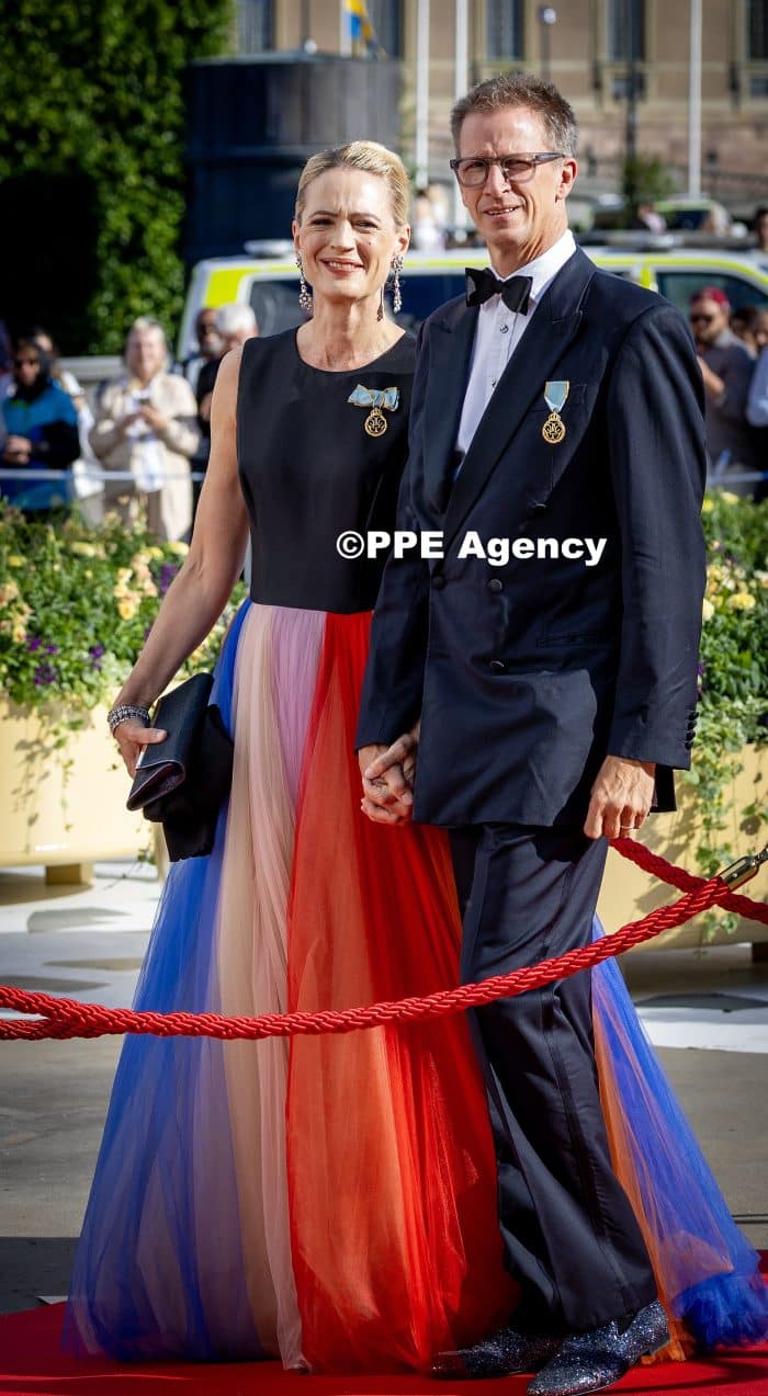 Embarking Vasaorden, Skeppsbron on the occasion of the celebration of the King and Queens Golden wedding. ADEL ROYALS MONACHY KONIGLICH ROYAUX ROYALTY QUEEN PRINCESS KING