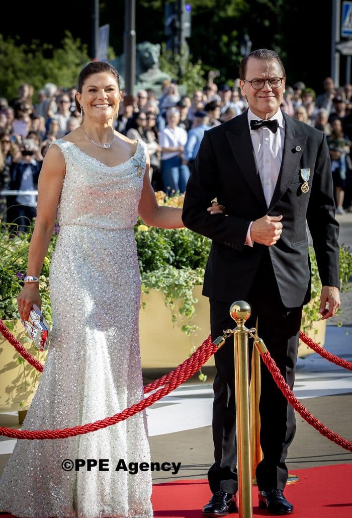 Embarking Vasaorden, Skeppsbron on the occasion of the celebration of the King and Queens Golden wedding. ADEL ROYALS MONACHY KONIGLICH ROYAUX ROYALTY QUEEN PRINCESS KING