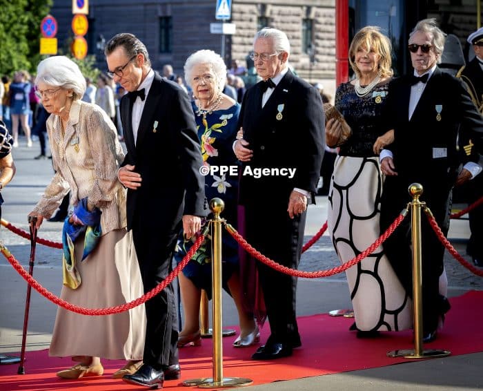 Embarking Vasaorden, Skeppsbron on the occasion of the celebration of the King and Queens Golden wedding. ADEL ROYALS MONACHY KONIGLICH ROYAUX ROYALTY QUEEN PRINCESS KING