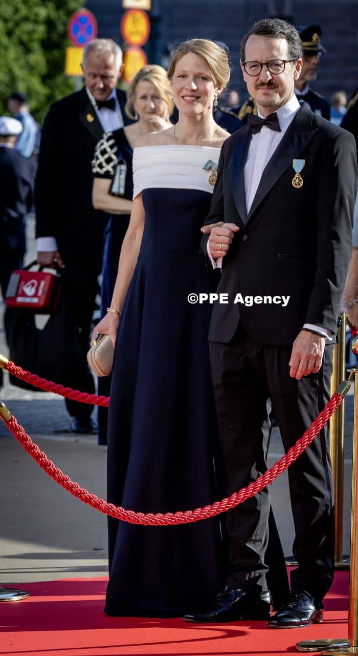 Embarking Vasaorden, Skeppsbron on the occasion of the celebration of the King and Queens Golden wedding. ADEL ROYALS MONACHY KONIGLICH ROYAUX ROYALTY QUEEN PRINCESS KING