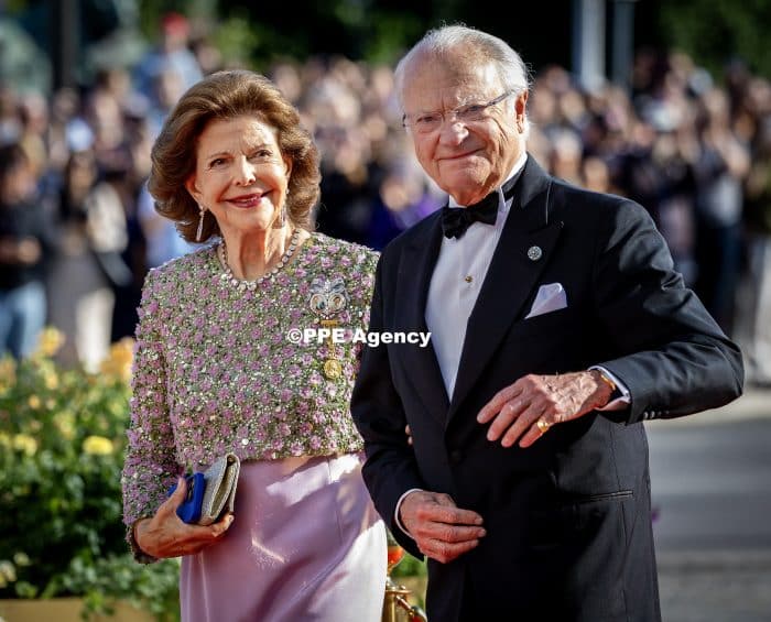 Embarking Vasaorden, Skeppsbron on the occasion of the celebration of the King and Queens Golden wedding. ADEL ROYALS MONACHY KONIGLICH ROYAUX ROYALTY QUEEN PRINCESS KING