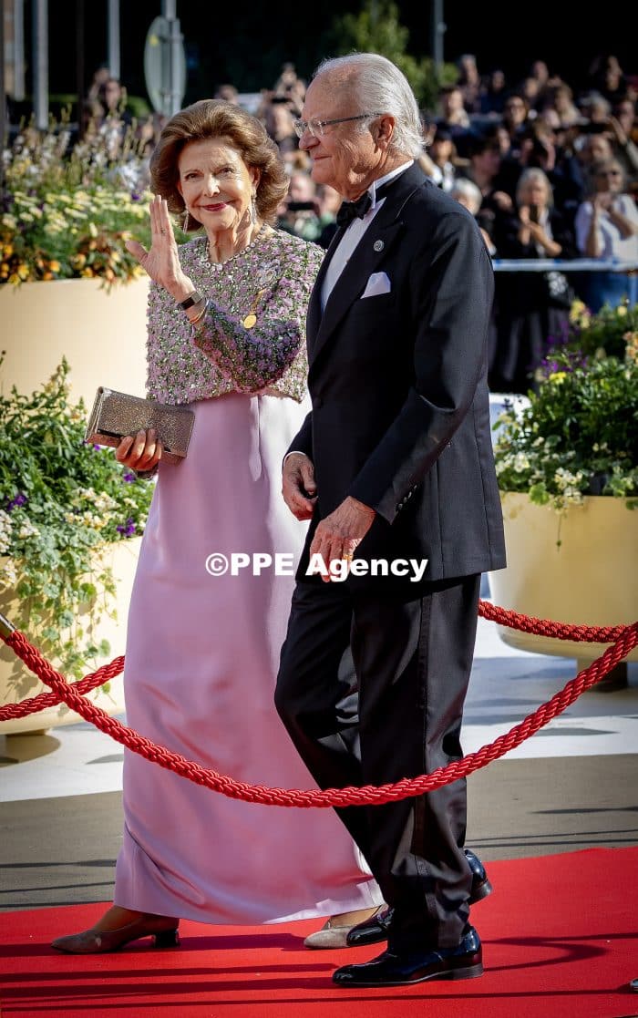 Embarking Vasaorden, Skeppsbron on the occasion of the celebration of the King and Queens Golden wedding. ADEL ROYALS MONACHY KONIGLICH ROYAUX ROYALTY QUEEN PRINCESS KING