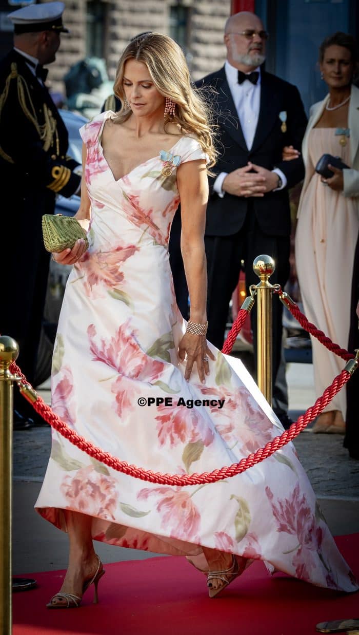 Embarking Vasaorden, Skeppsbron on the occasion of the celebration of the King and Queens Golden wedding. ADEL ROYALS MONACHY KONIGLICH ROYAUX ROYALTY QUEEN PRINCESS KING